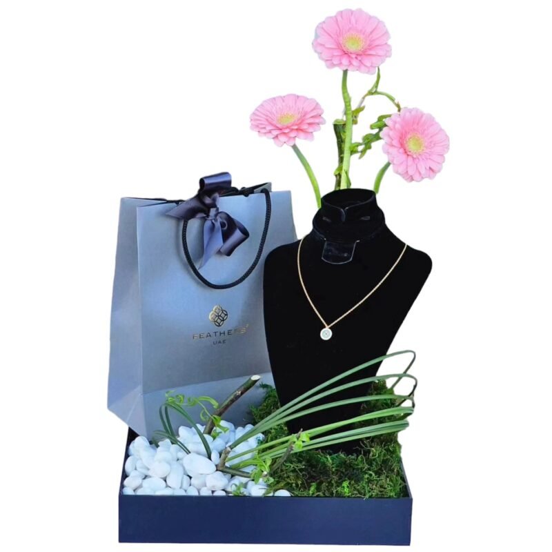 قلادة من فذرز + ورد طبيعي⁩