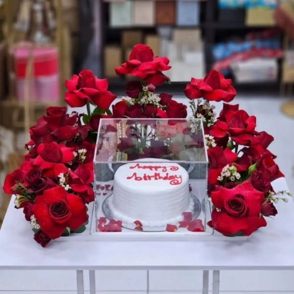 صندوق الكيك والورد الاحمر