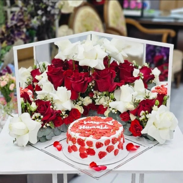 كيكة يوم الميلاد مع الزهور الطبيعية - احمر
