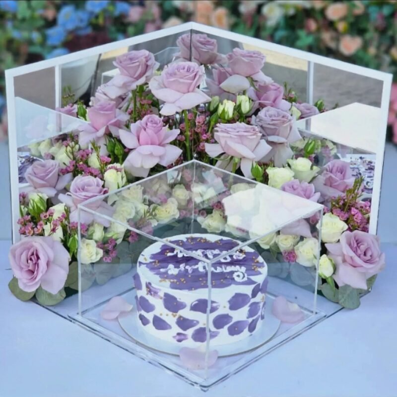 كيكة يوم الميلاد مع الزهور الطبيعية - بنفسجي