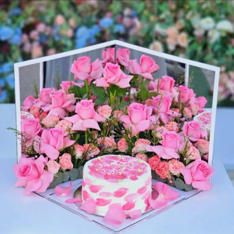 كيكة يوم الميلاد مع الزهور الطبيعية - وردي